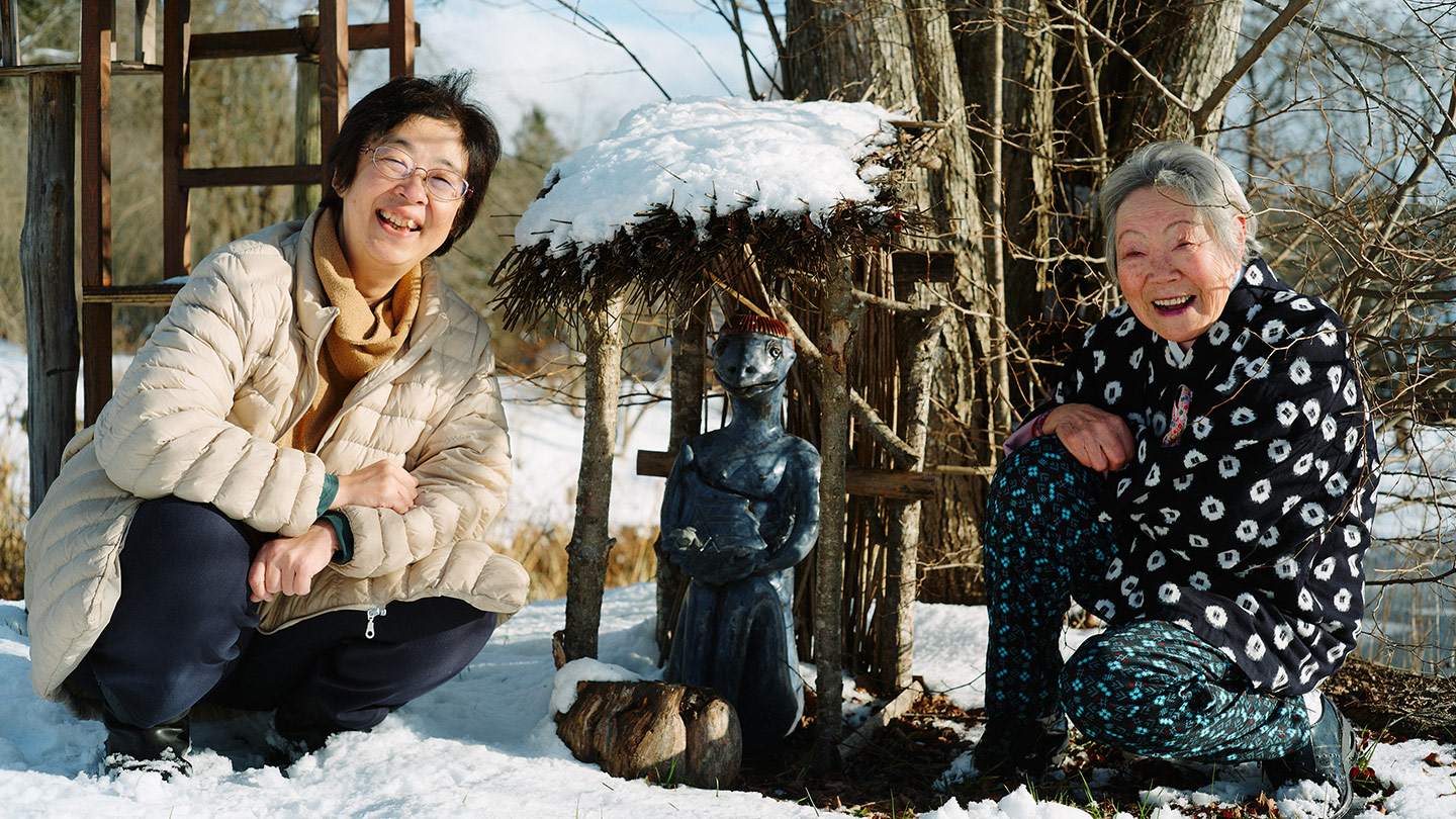 真ん中に置かれた河童の像を囲む前川さん、細越澤さん