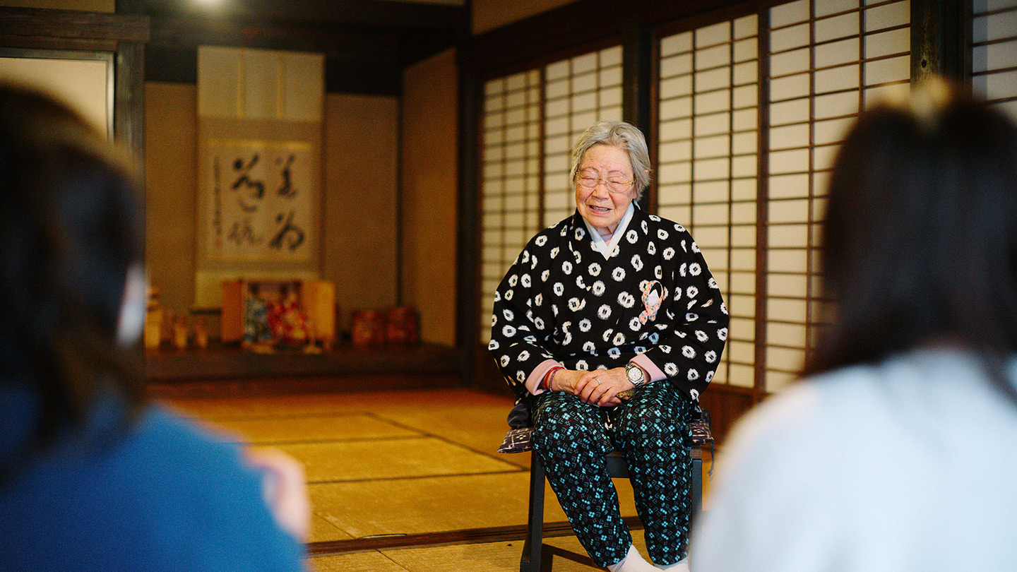 座って語る細越澤さん