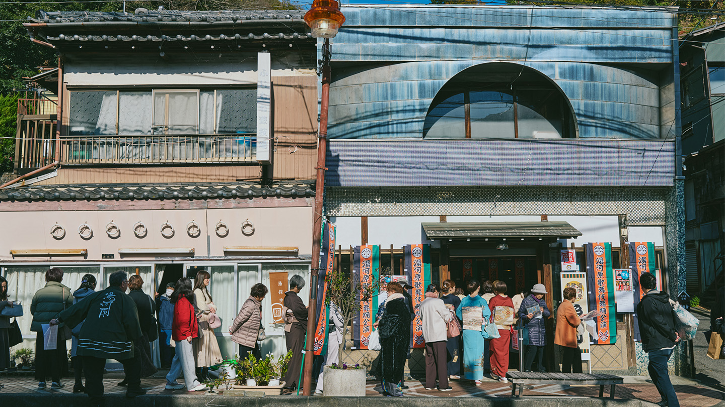 『湯河原歌舞伎舞踊公演』開場時の様子。多くの人が列をつくっている