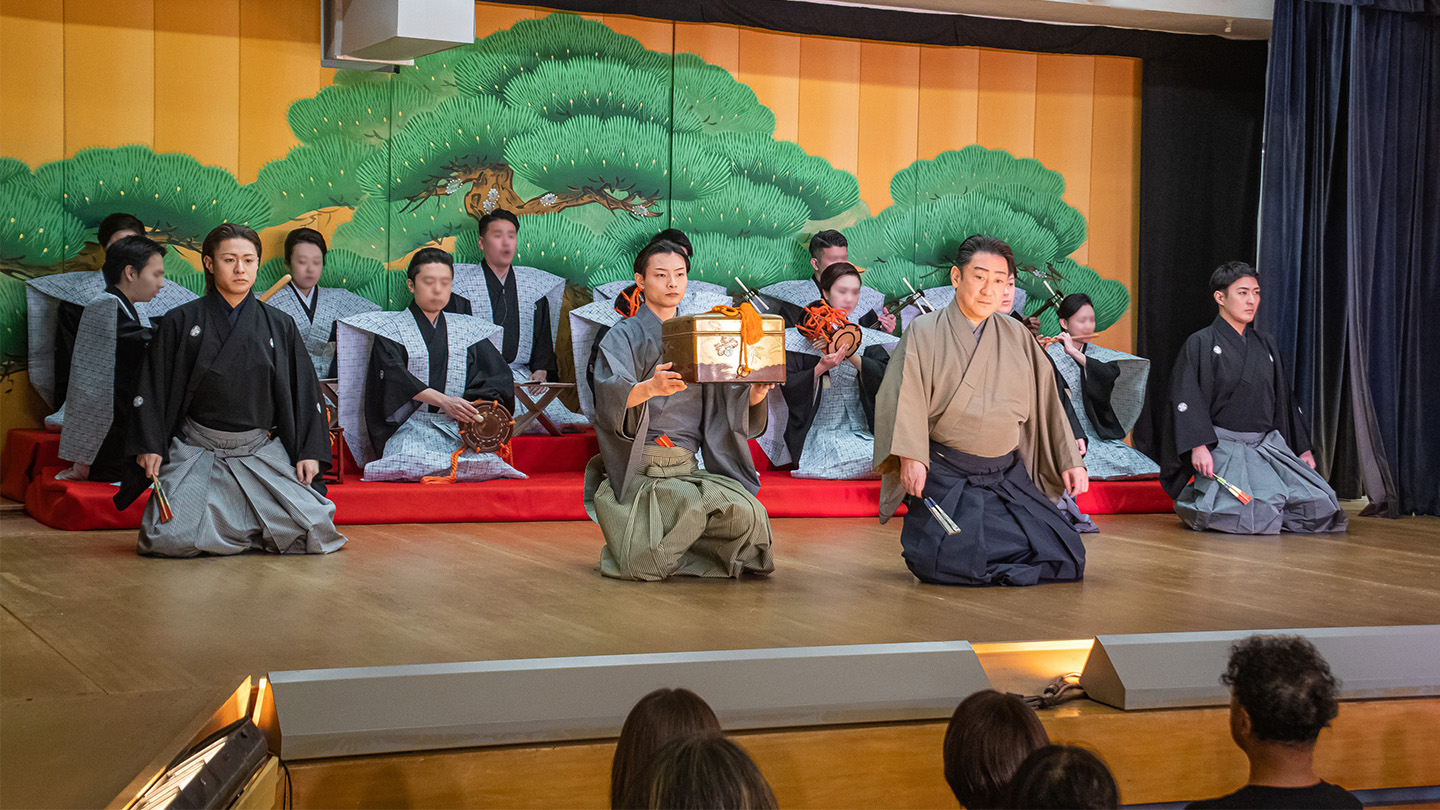 湯河原の見番に建てられた舞台に立つ、中村芝翫さんと成駒屋一門