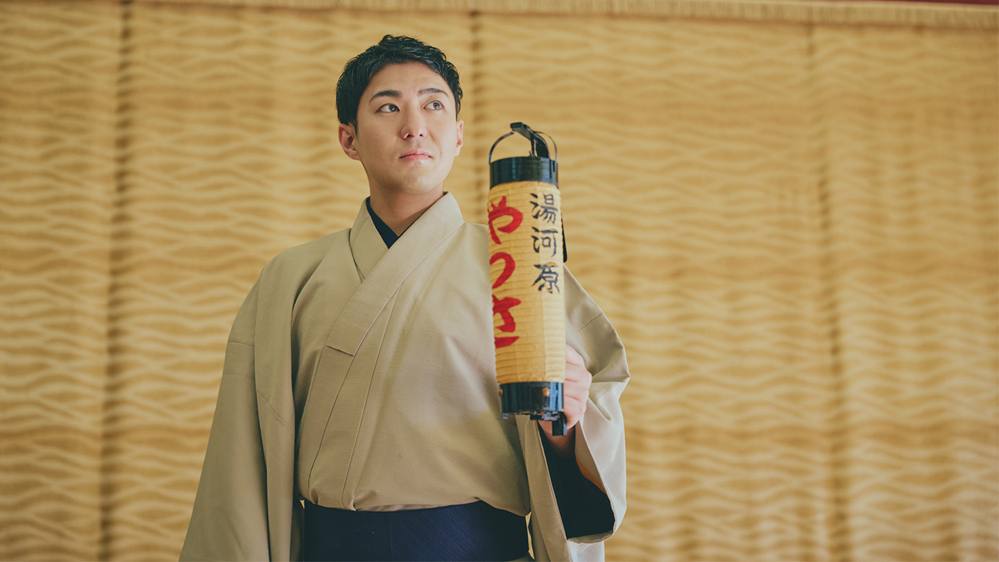 湯河原の夏祭り「やっさまつり」の提灯を持って立つ中村橋之助さん