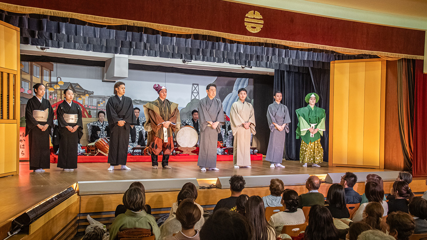 『湯河原歌舞伎舞踊公演』で、舞台に並ぶ演者たち