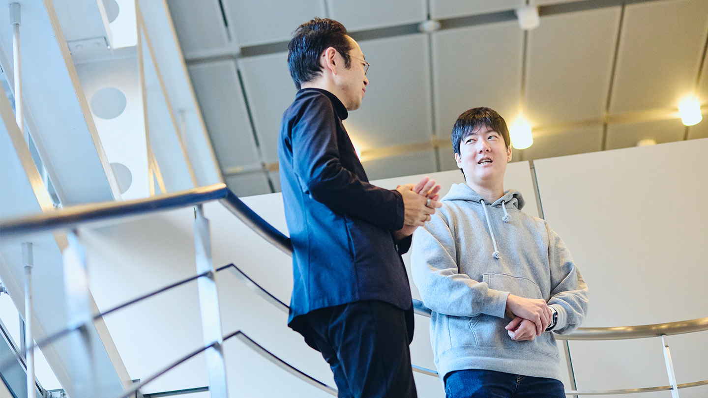 互いの顔を見ながら会話している臼田裕一郎さんと、石森大貴さん。