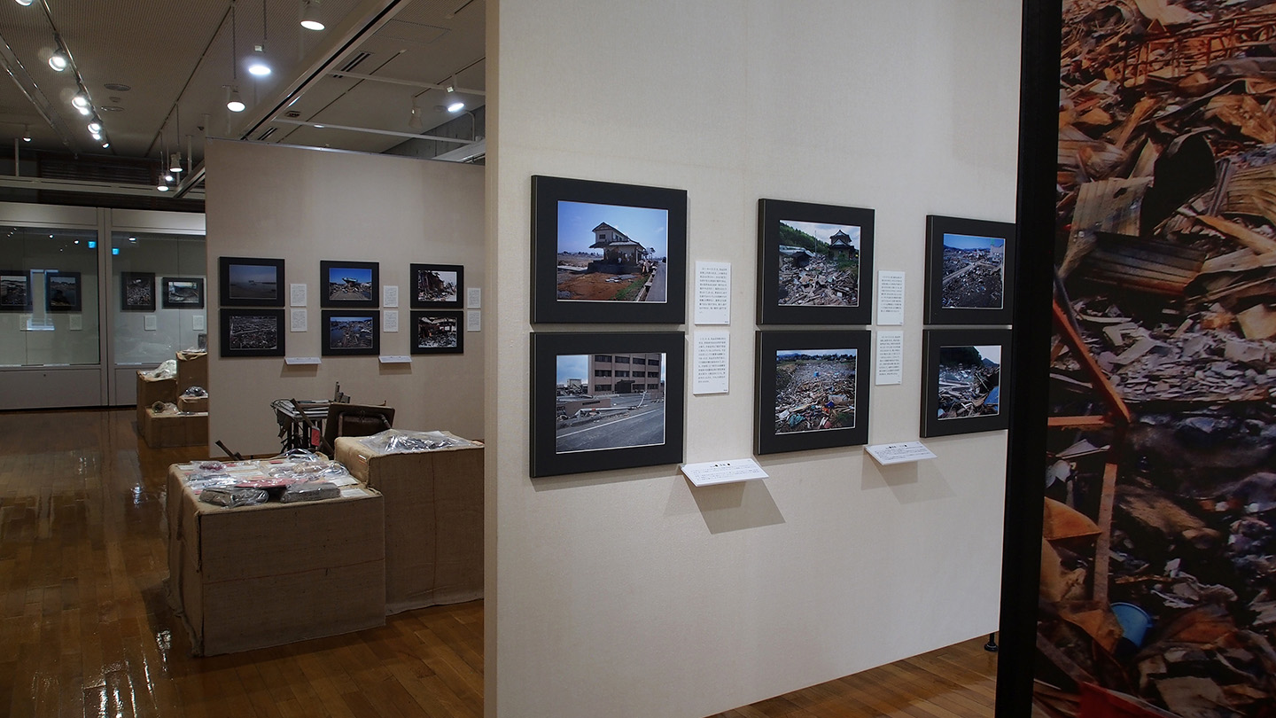 東日本大震災と津波の被害を写した写真パネルが並んでいる展示室