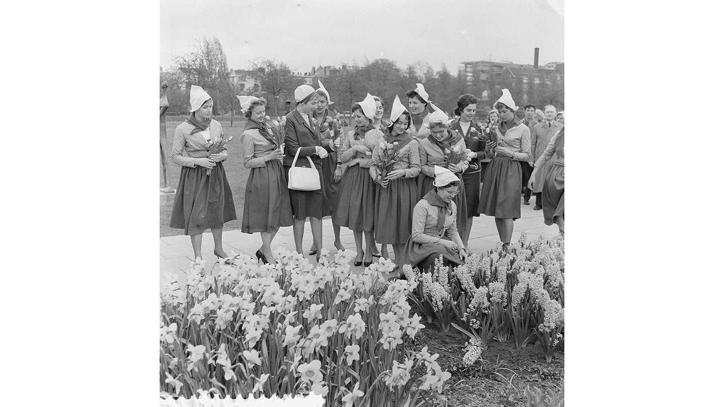 『ロッテルダム国際園芸博覧会』を訪問する、オランダの伝統衣装を着た女性たちの様子