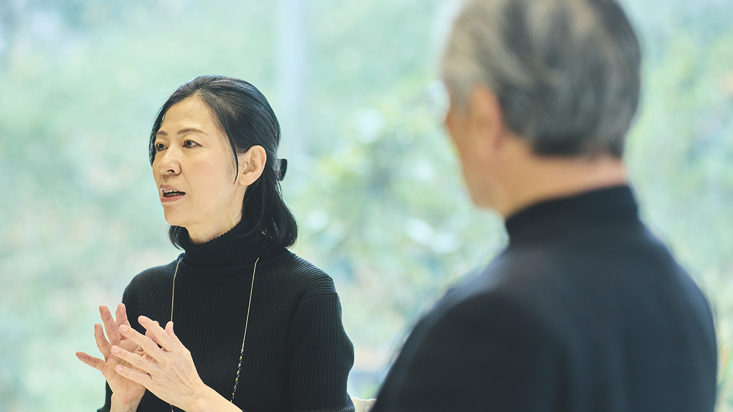 話している秋田典子さん