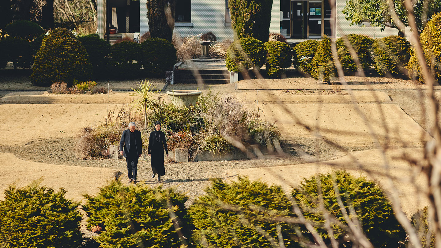庭園を歩く賀来さんと秋田さん