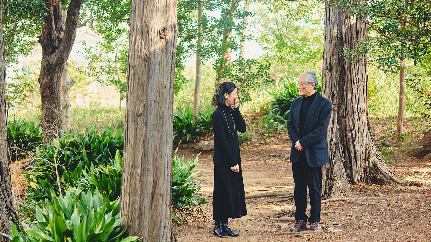 森で楽しそうに話す賀来さんと秋田さん