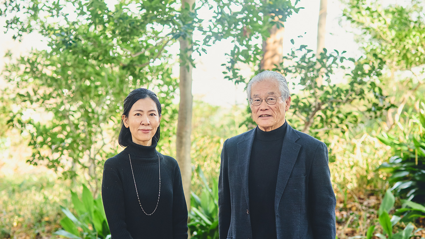 森のなかに立つ賀来さんと秋田さん