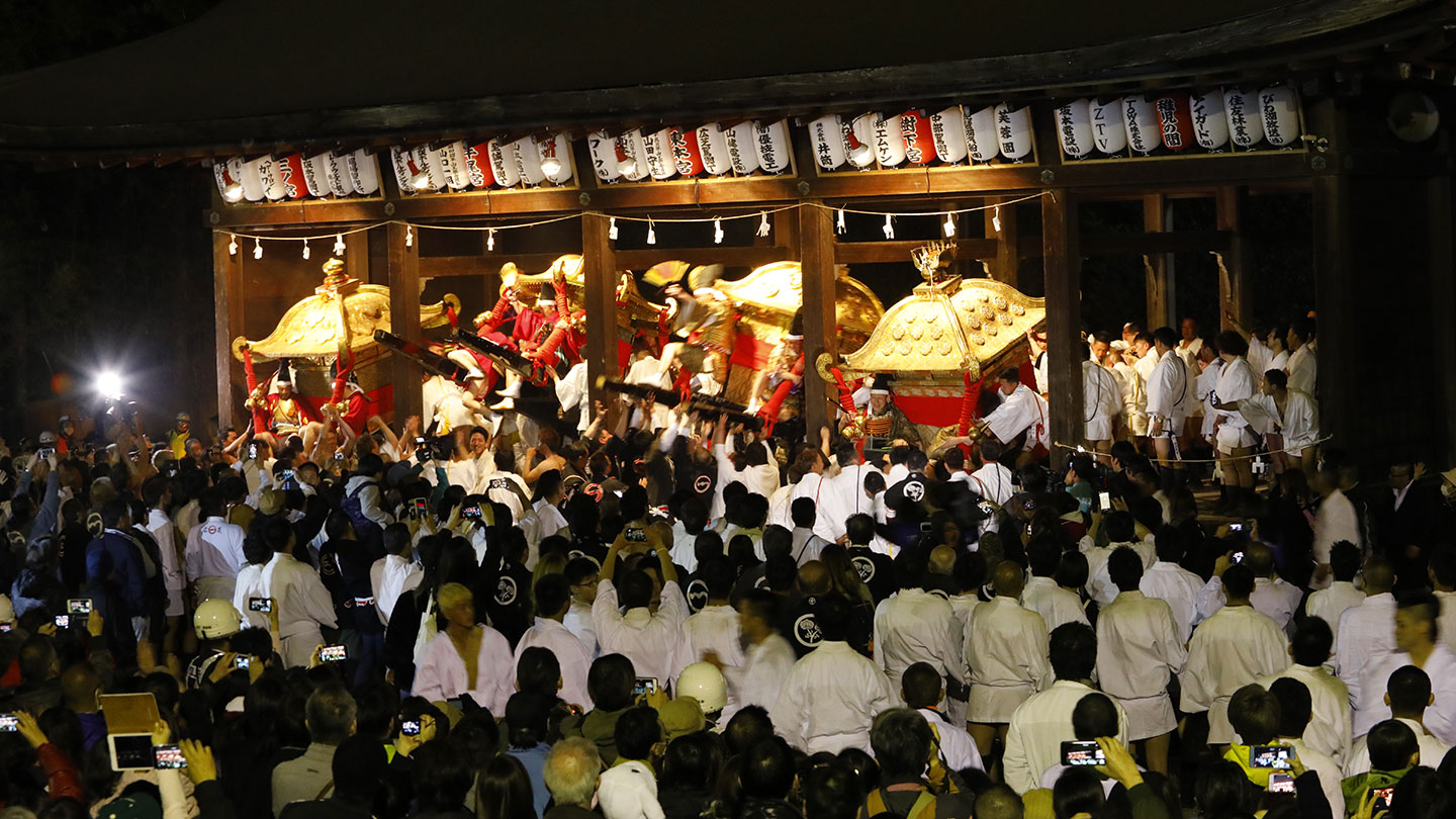 大政所（おおまんどころ）で4基の神輿を運び、人々が揺らしている