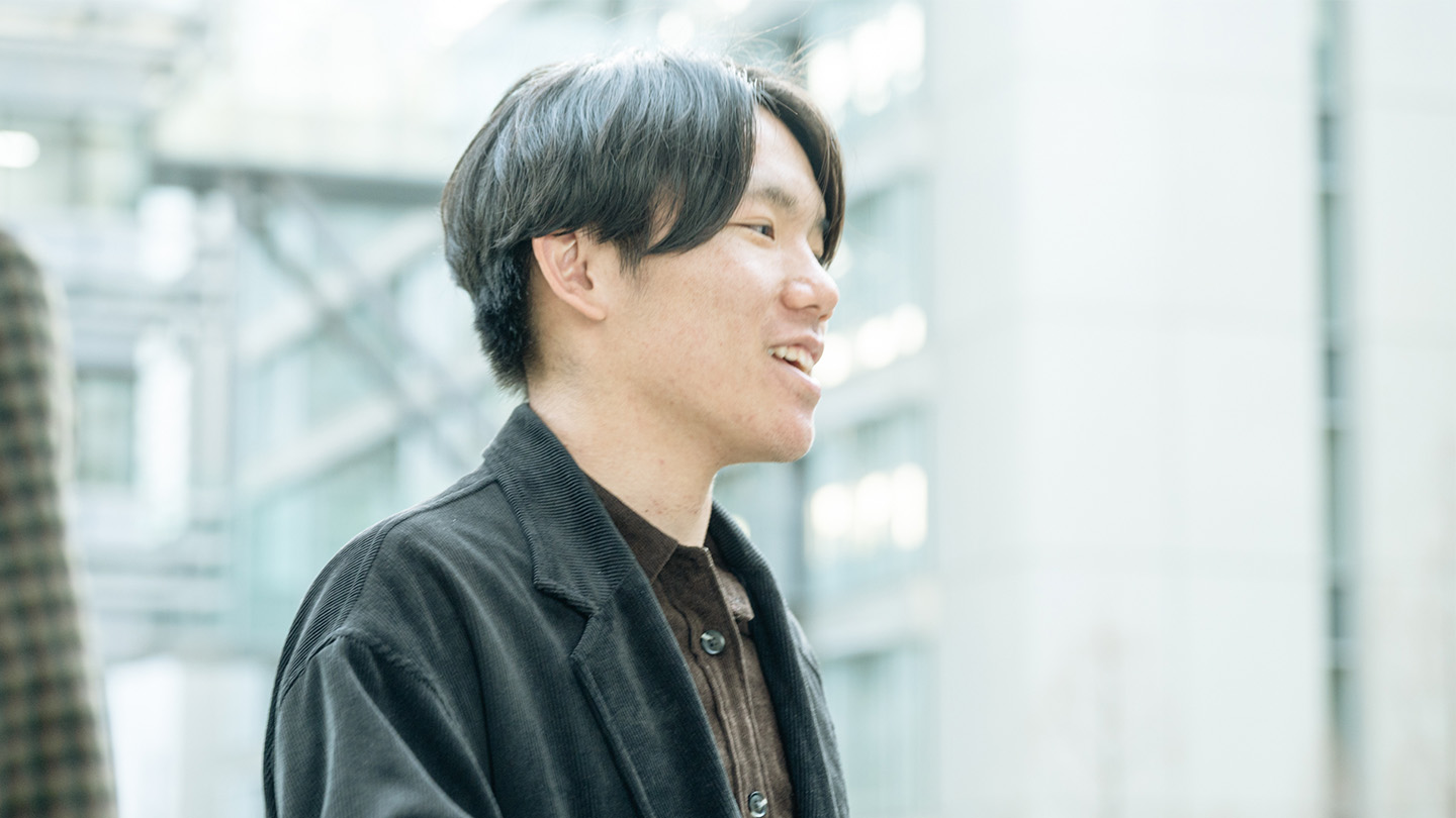 黒いジャケットを着て話す浅井さん