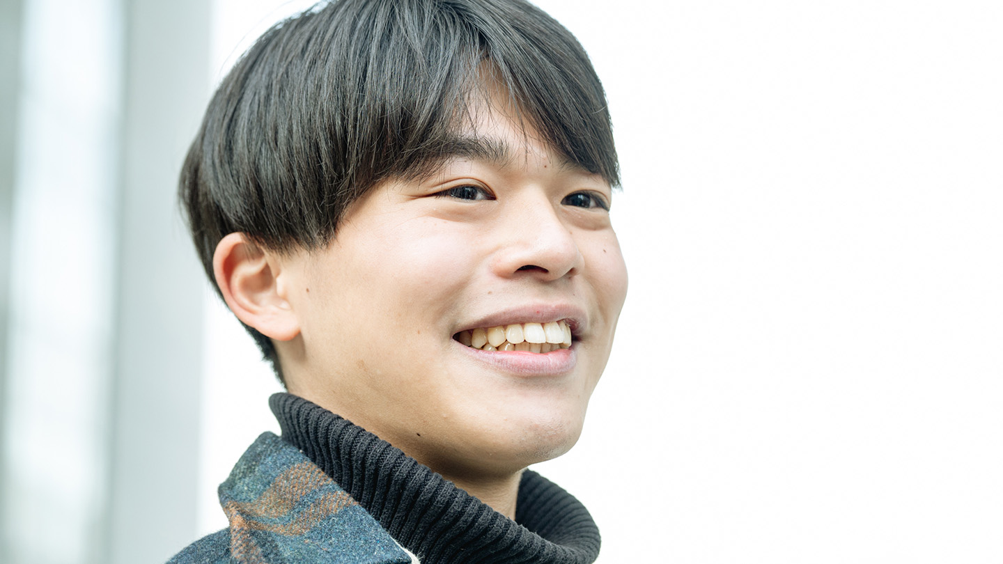 笑顔でインタビューに応じる氣谷さん