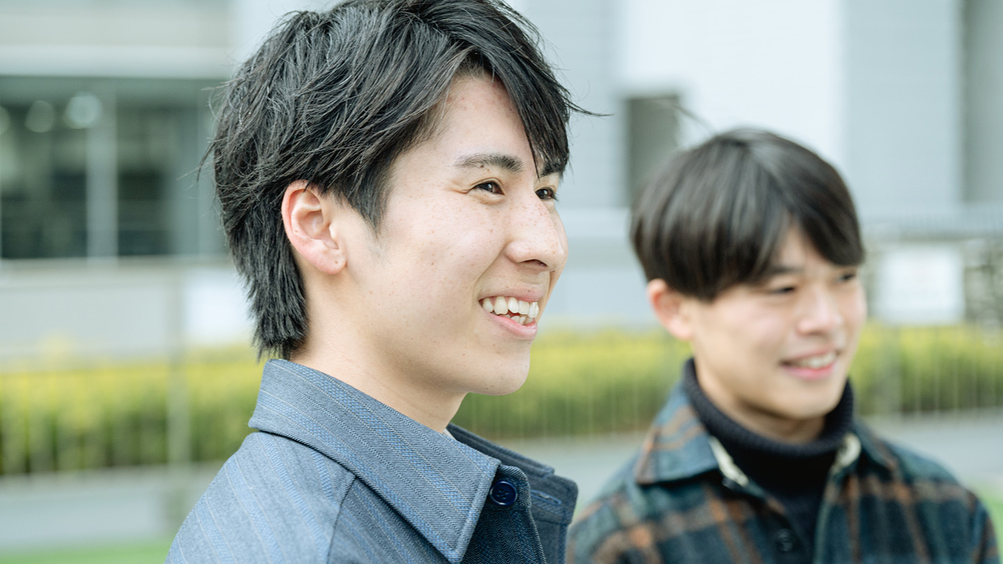 手前で微笑む土屋さんと、奥に写り込んだ氣谷さん