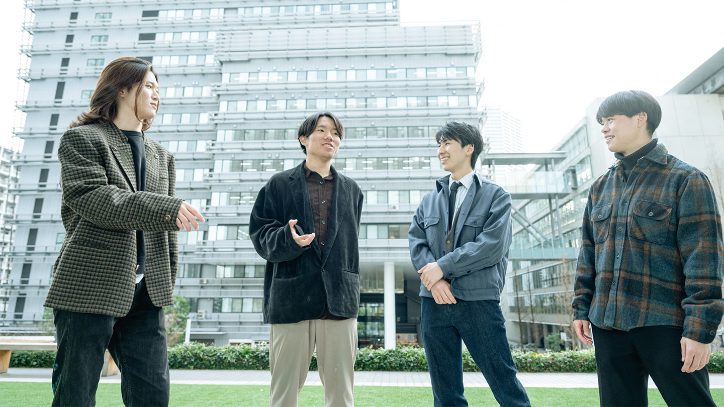 大学キャンパスの中庭で、並んで取材に答える大田さん、浅井さん、土屋さん、氣谷さん