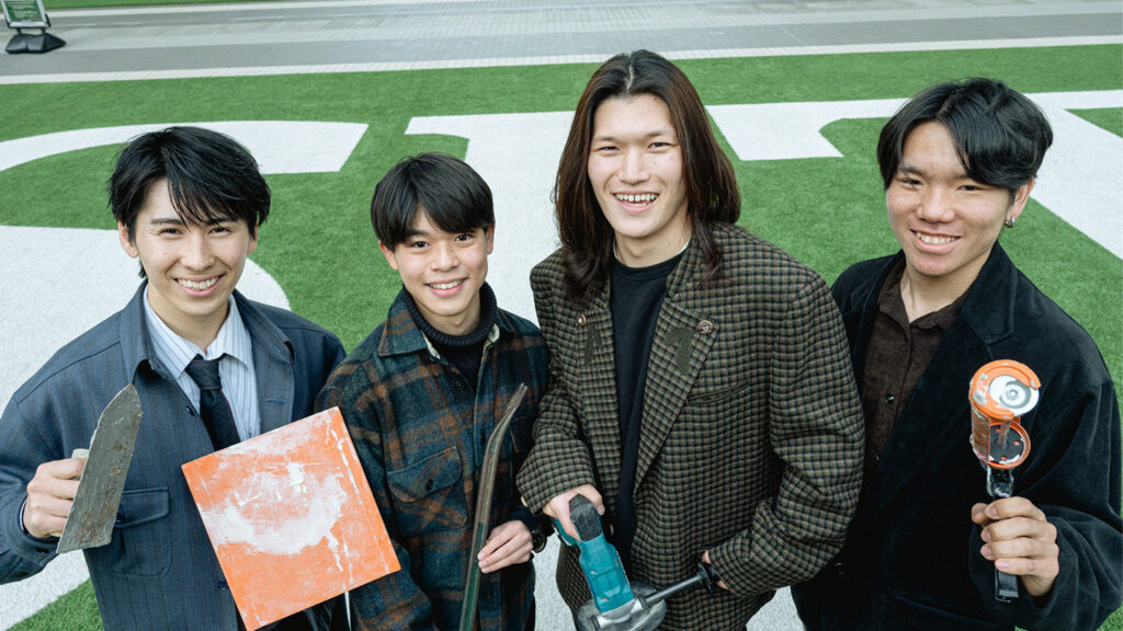 取材に応じてくれた空き家改修プロジェクトのメンバー４人。手には改修工事に使う工具を持っている