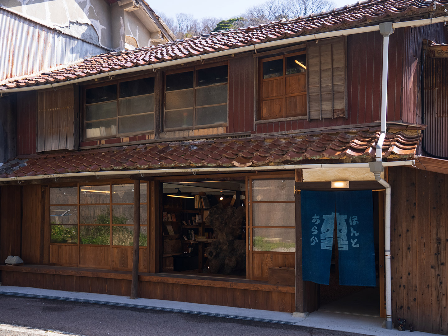 赤茶色の瓦屋根の木造2階建ての古民家。西田さんが営むシェア文庫「本と舎」