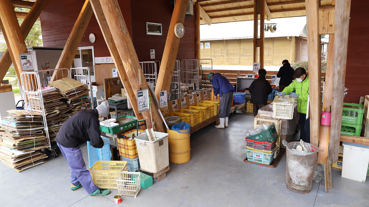 ダンボールやビン、カンなど、素材ごとにケースが分かれ分別して捨てるようになっているゴミステーション