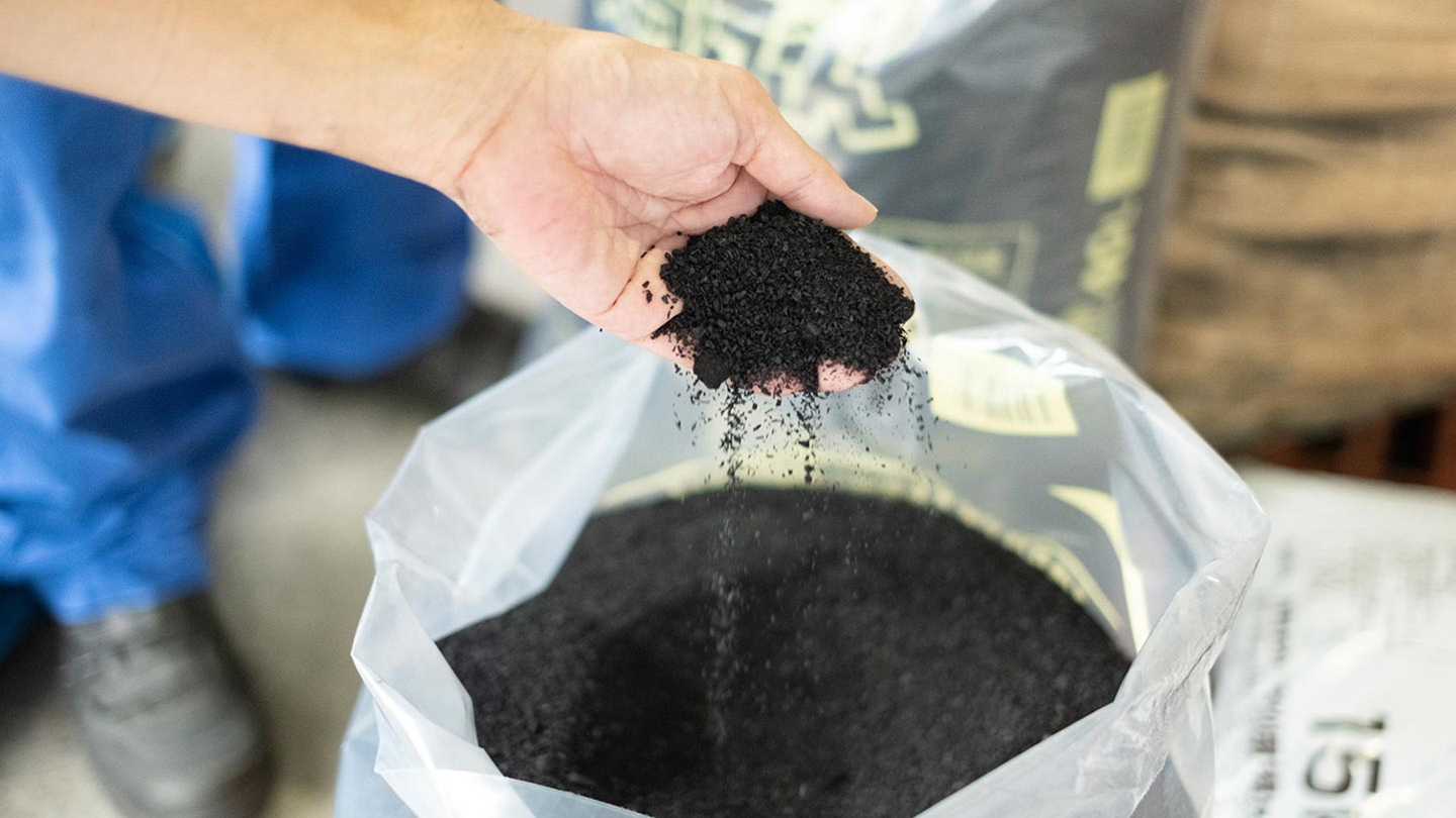 鶏ふんを600〜700℃の高温に熱した熱処理炉で、炭化処理したもの