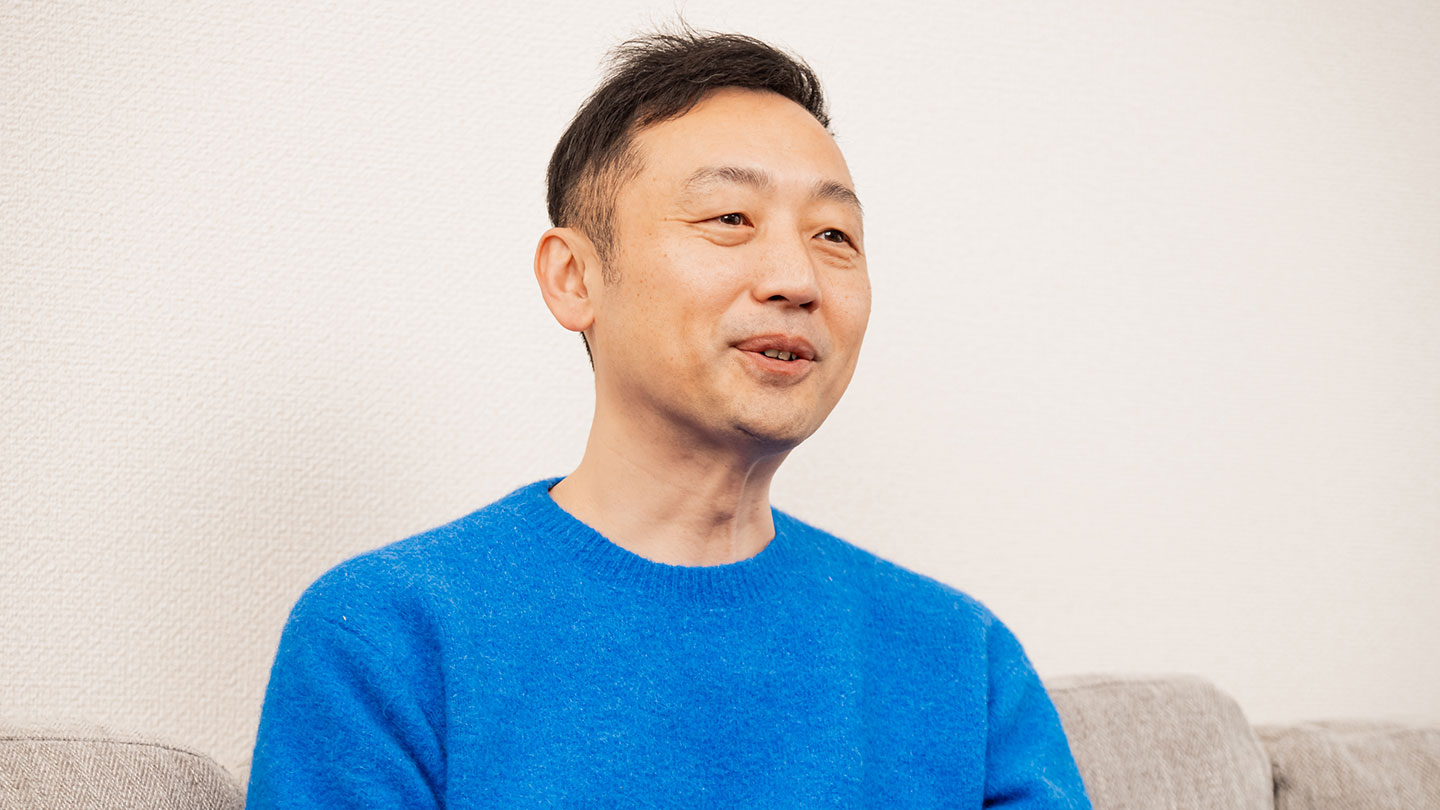 身振りを交えて話す関治之さん