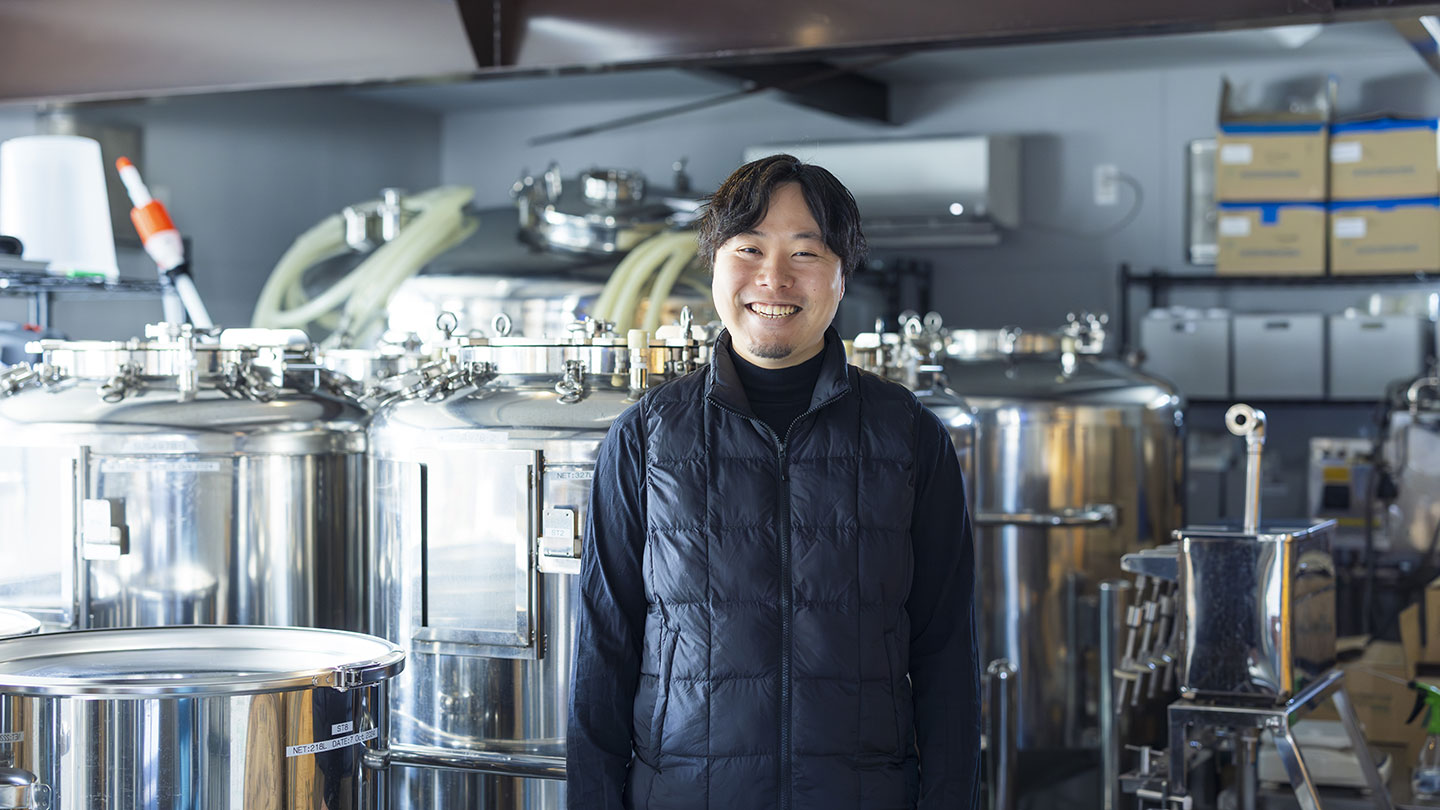 蒸溜所内に立つ大島草太さん