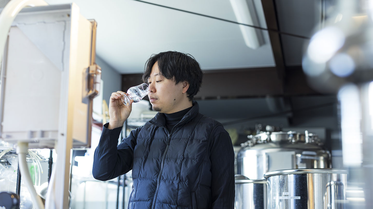 グラスに注いだジンの香りを嗅ぐ大島さん