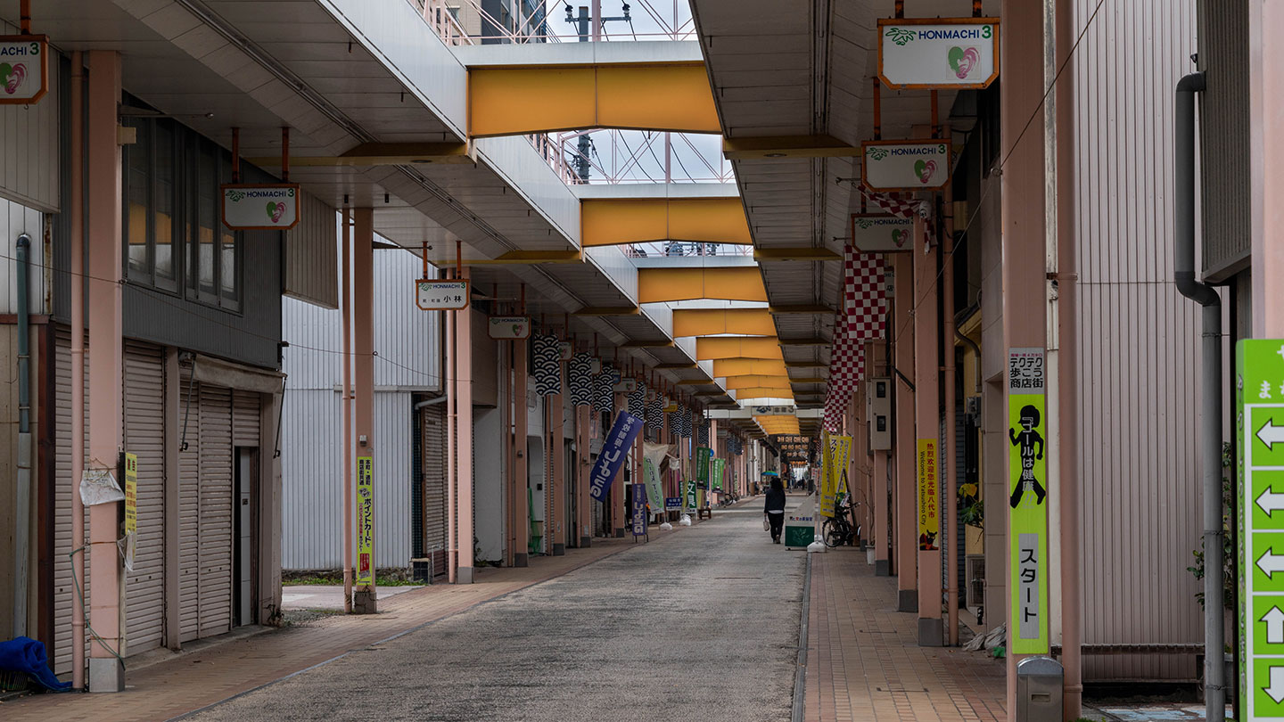 閑散としてシャッターの閉まったアーケード商店街