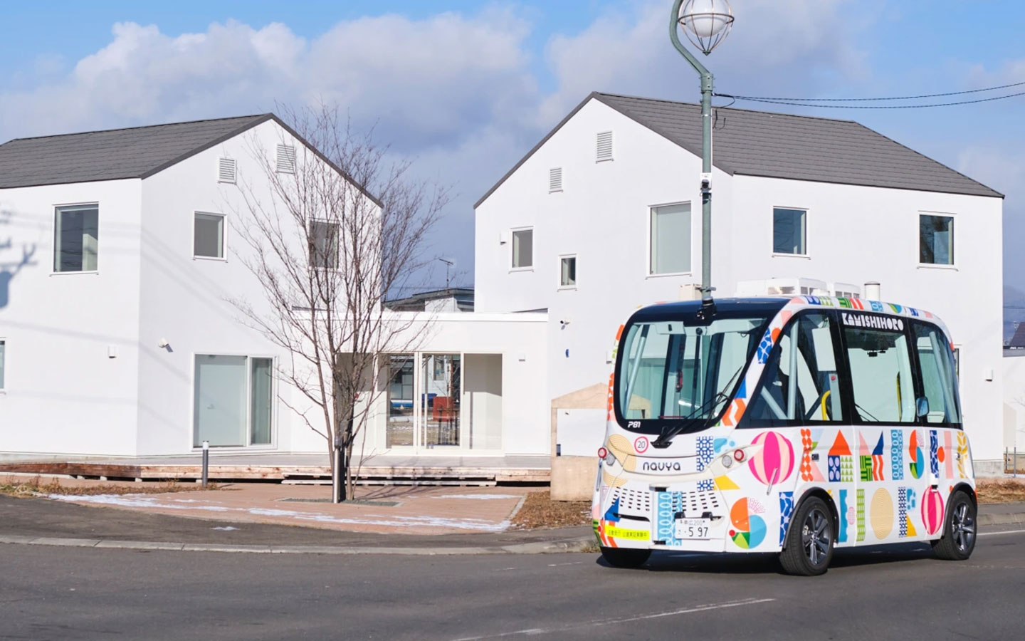 自動運転バスが上士幌町の市街地を走る様子
