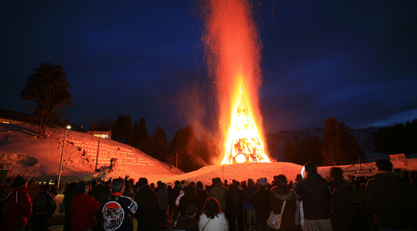 火が上がっている様子を見る人々