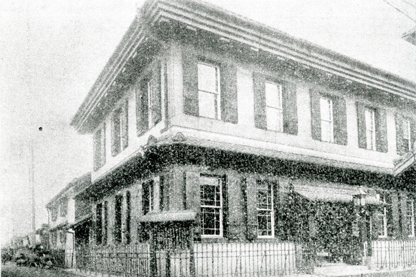 明治期に建てられた銀行建築の外観を写したモノクロ写真。現在の黒壁ガラス館本館の前身となる建物