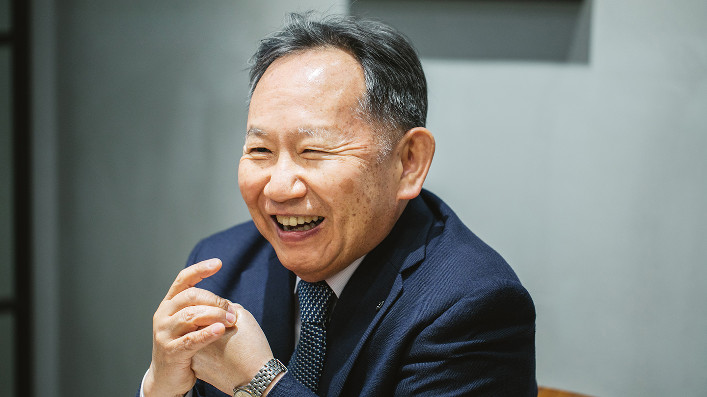 続木さんが笑顔で話している様子