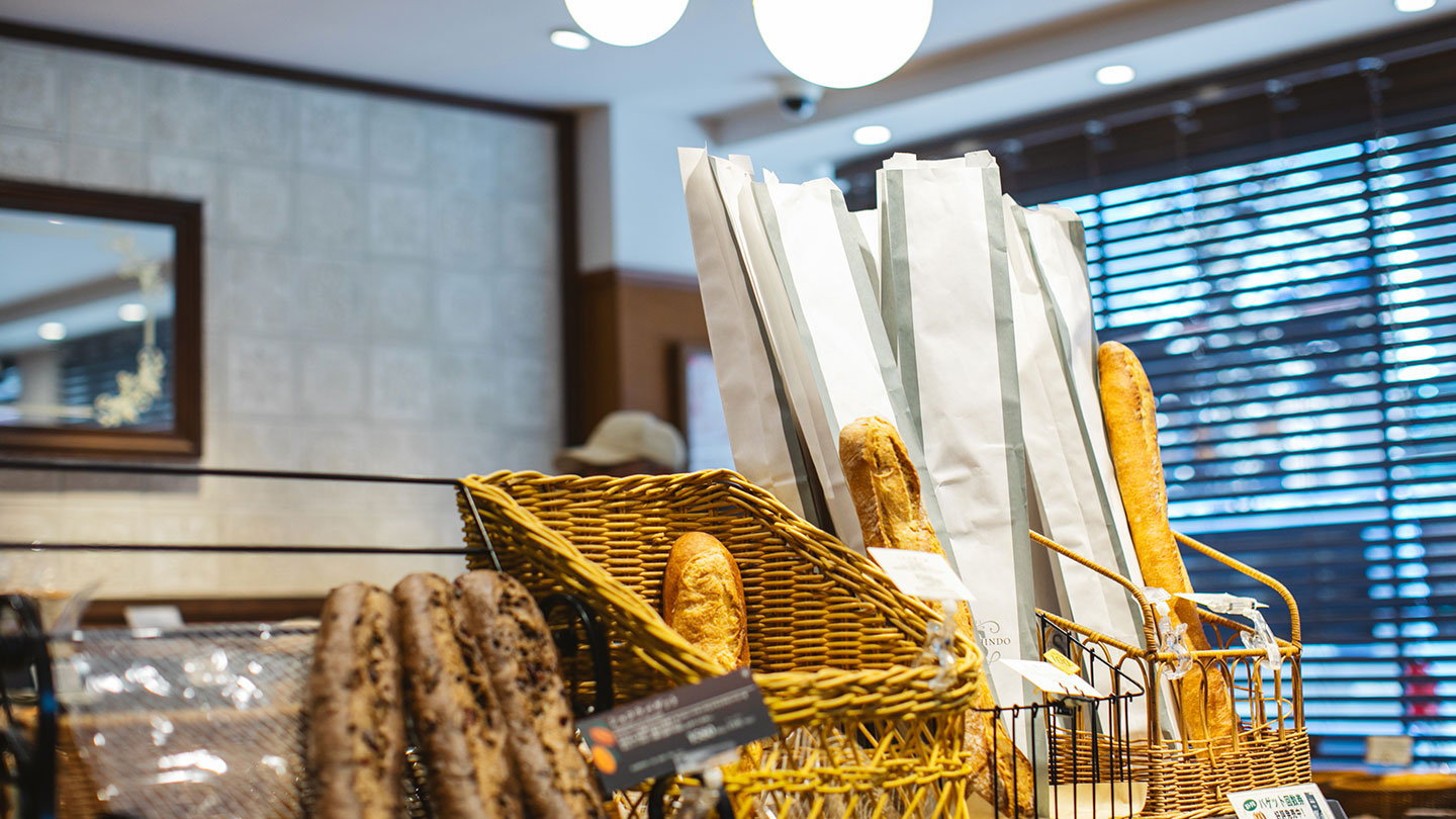 進々堂店内にかごに入って陳列されたフランスパン