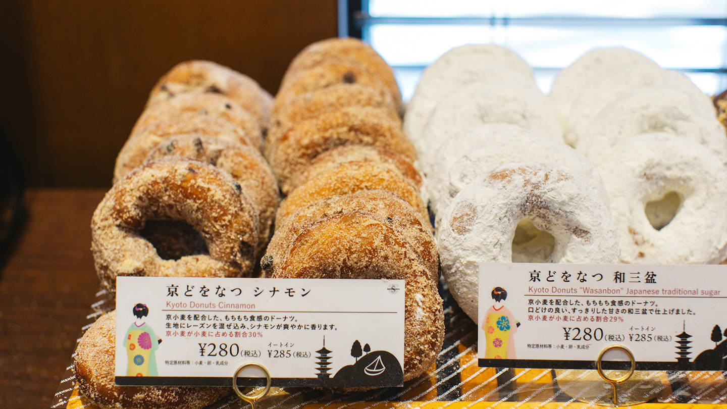 店内に陳列されたドーナツ