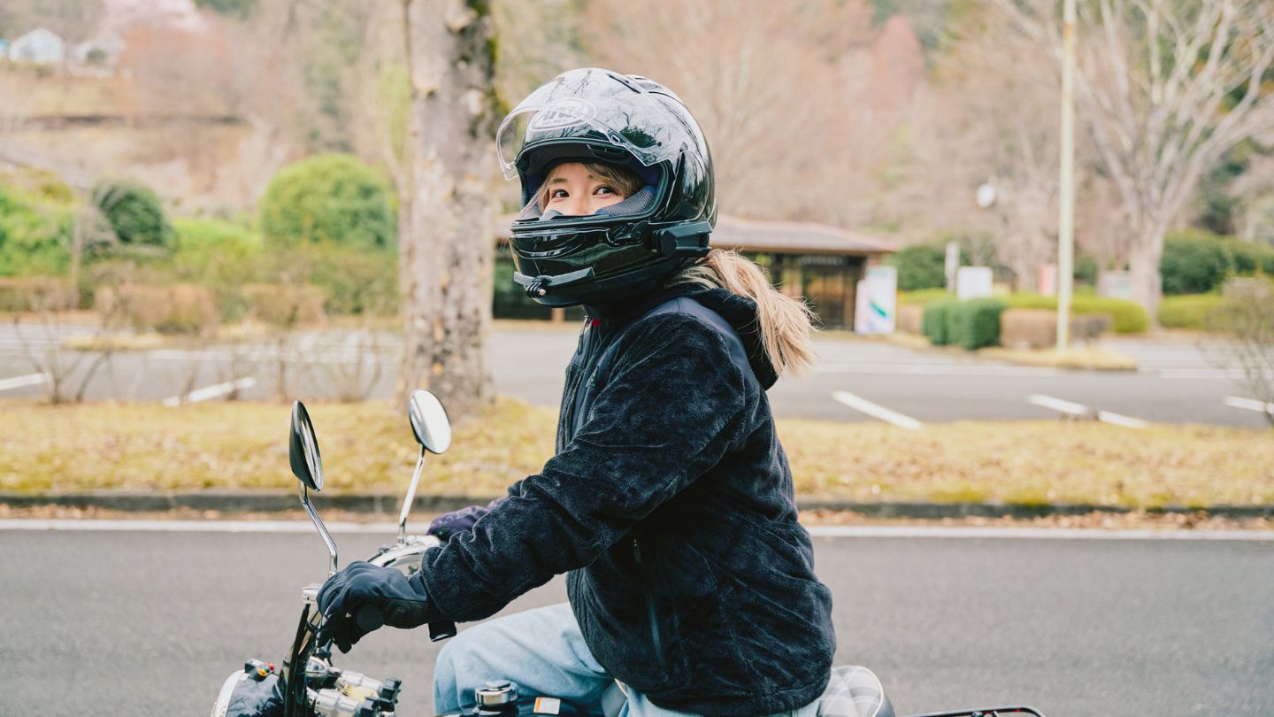 小鹿野町の道でバイクに跨り、こちらを見るこつぶさん