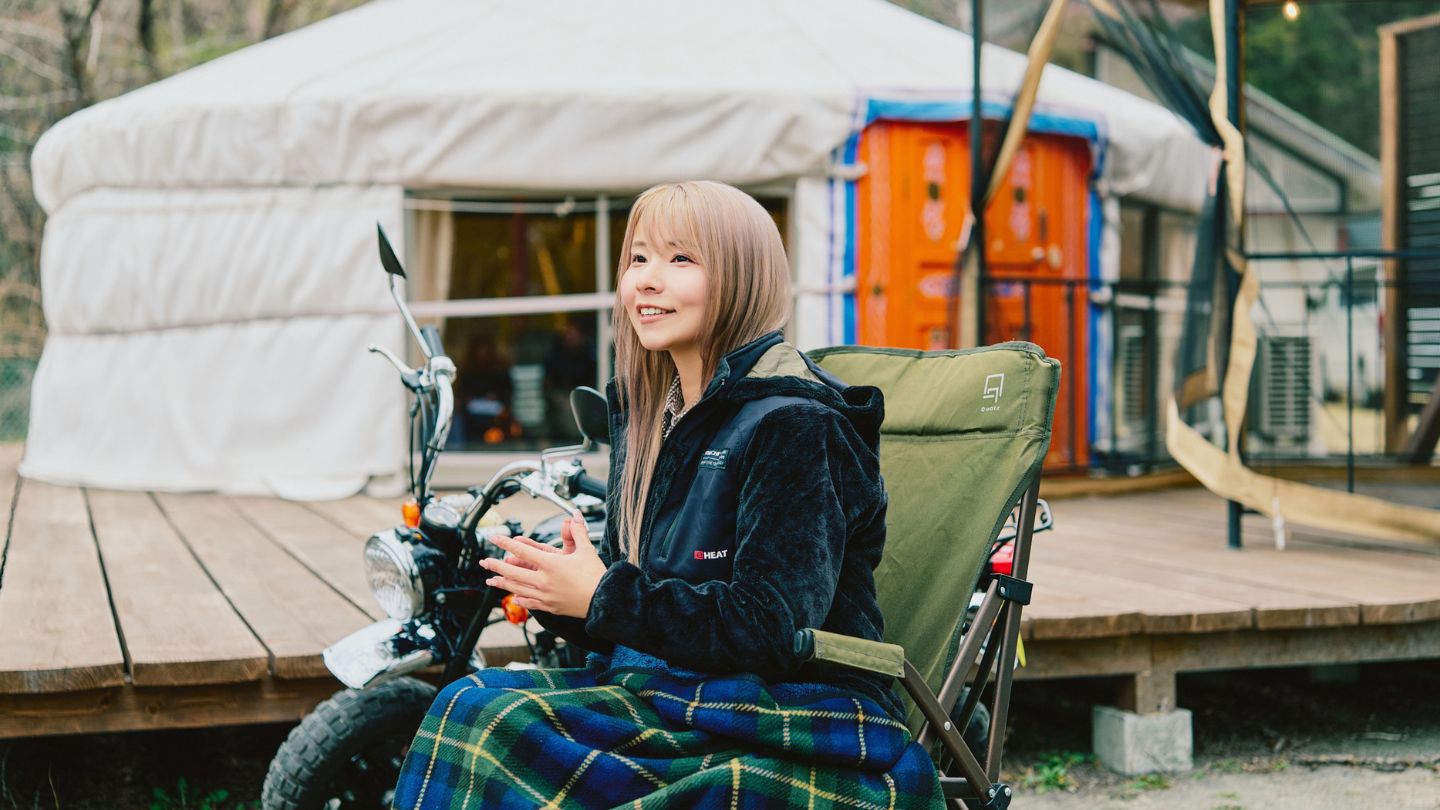 キャンピングチェアに座って話すこつぶさん