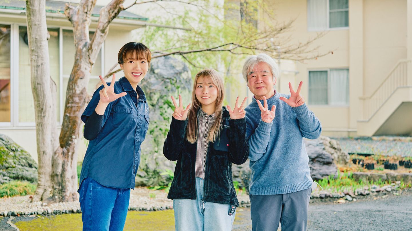 ayaさんとこつぶさん、吉田さんの3人が親指、人差し指、中指をあげたポーズで笑う様子