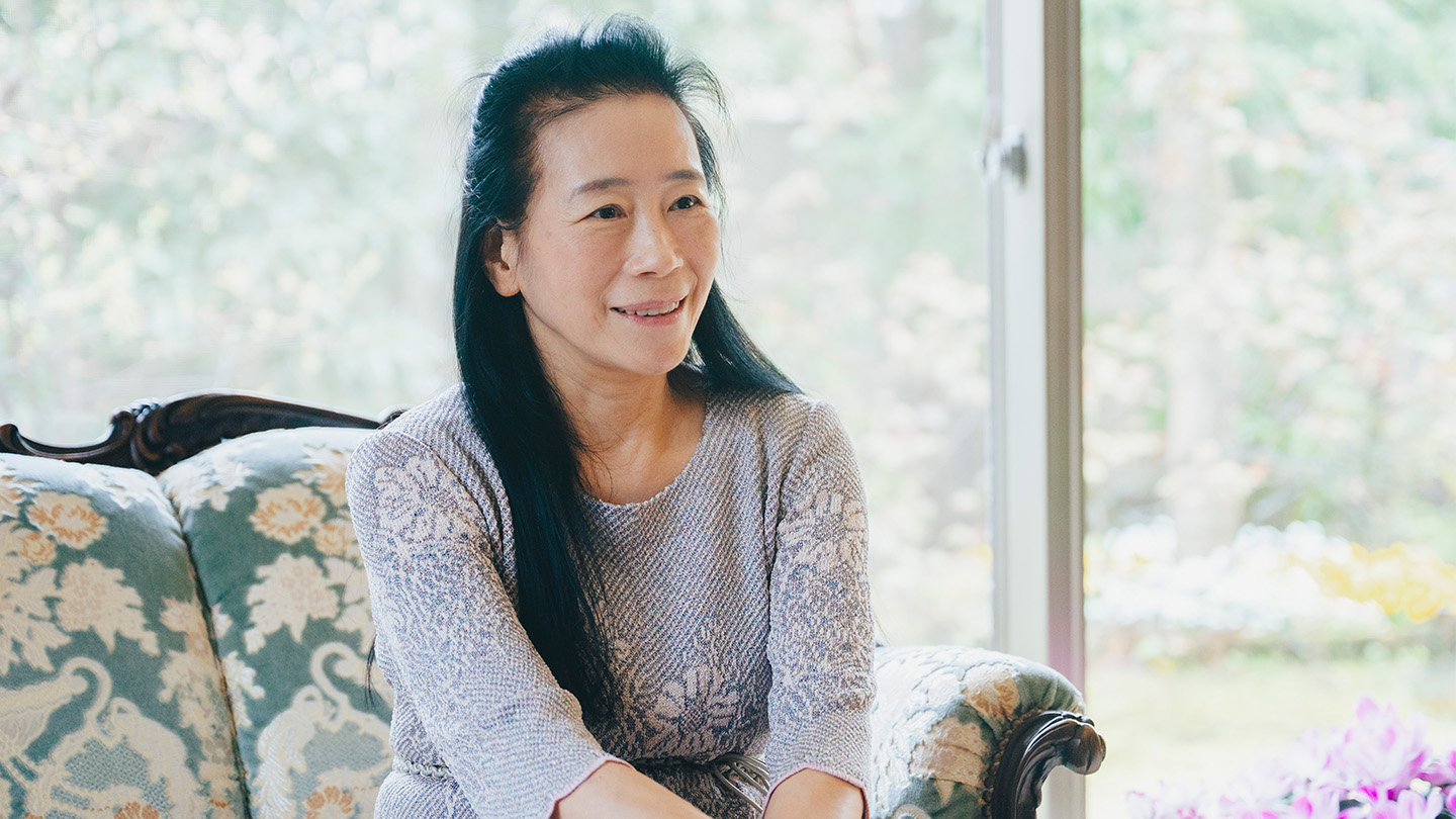 椅子に座って話す小山さん