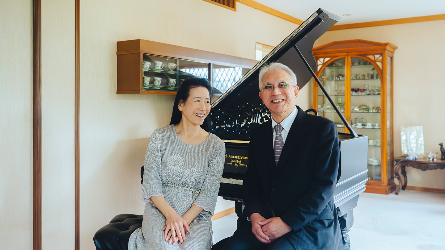 グランドピアノに座り小山さんと今井さんが談笑している