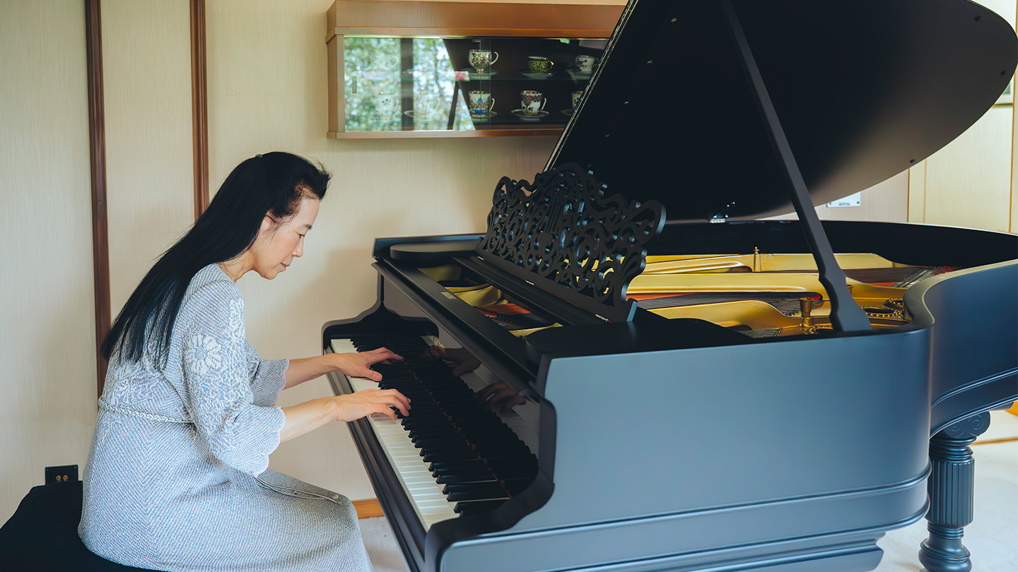 グランドピアノを弾く小山さん