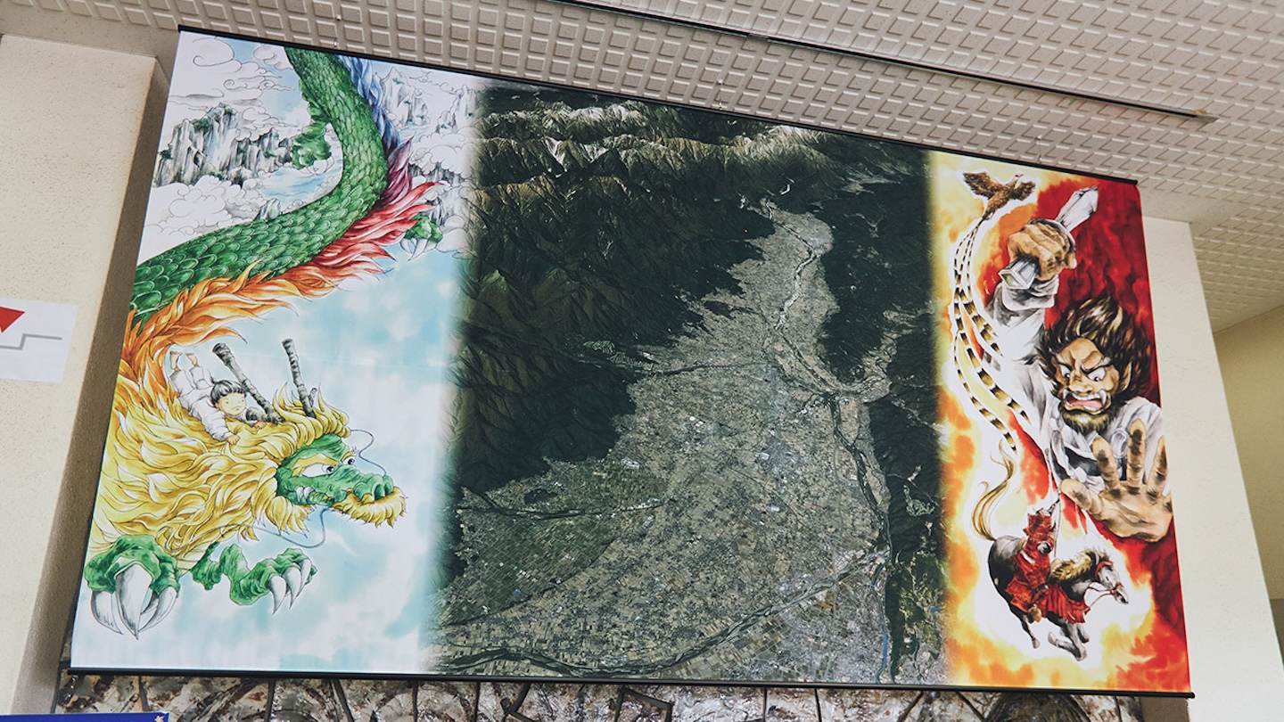 安曇野市の地図が描かれた大きなタペストリー