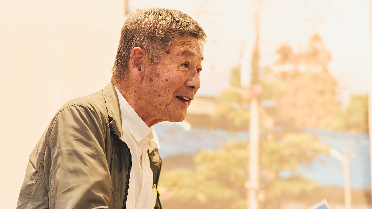 お話する小穴さん