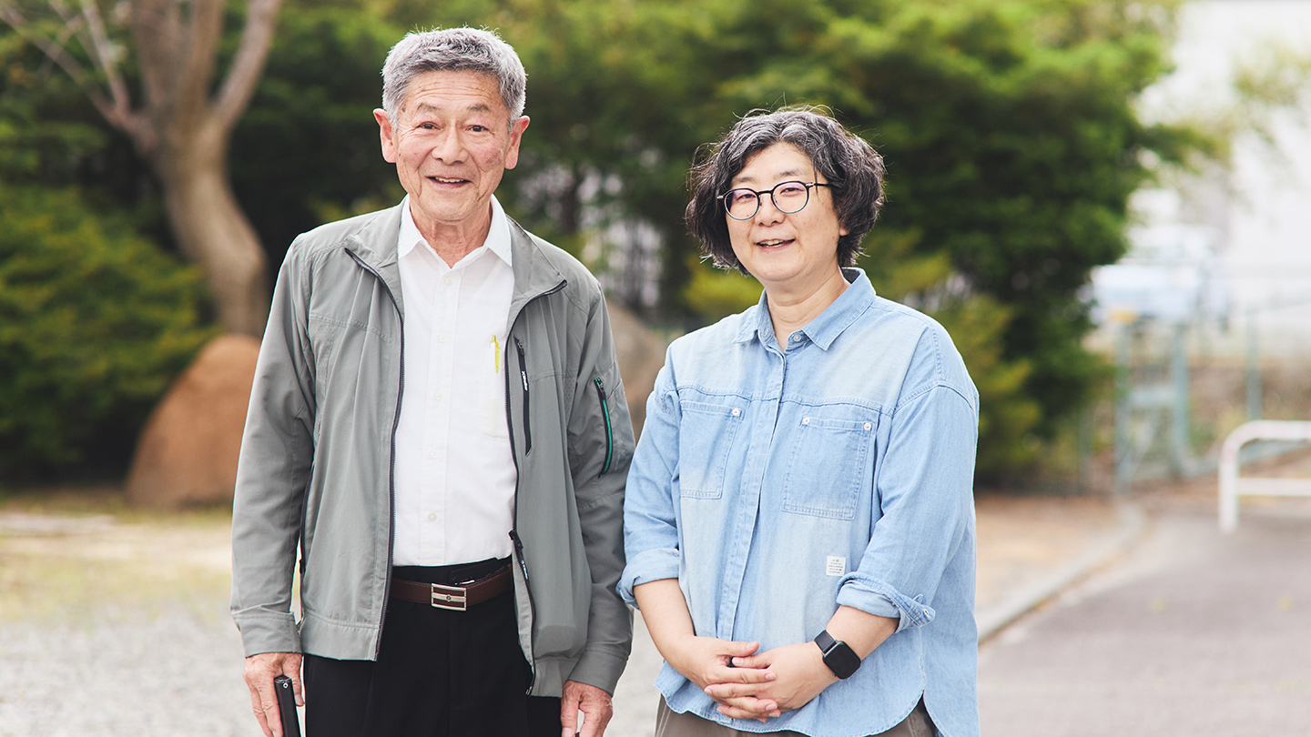 笑顔で並んで立つ小穴さんと宮本さん