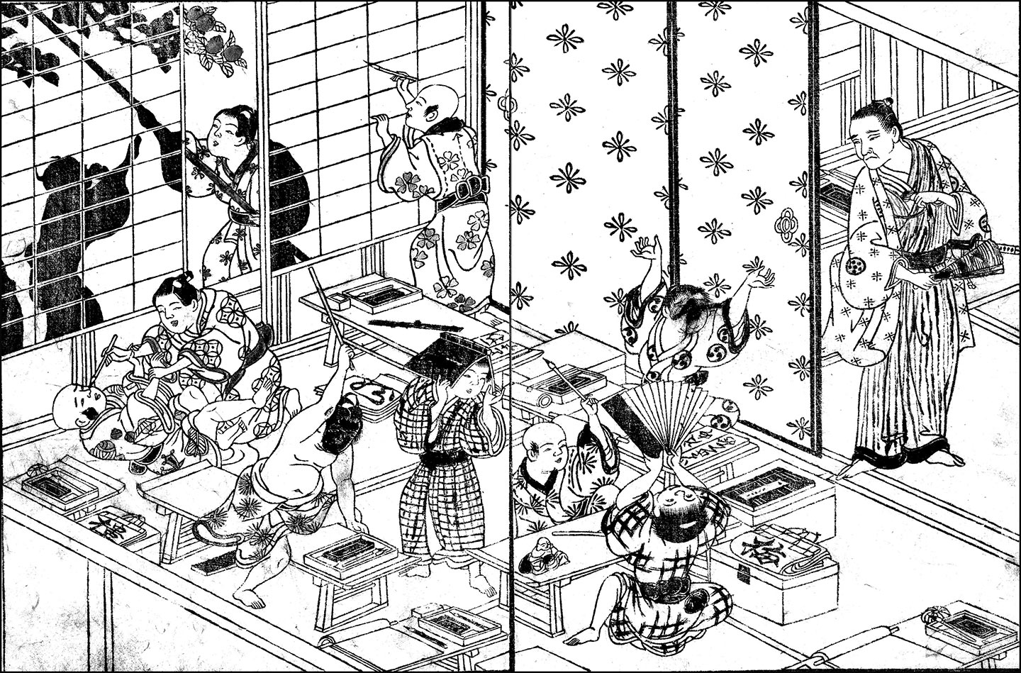 子どもたちが机を並べた部屋で騒いで遊んでいる様子を、先生が眺めている