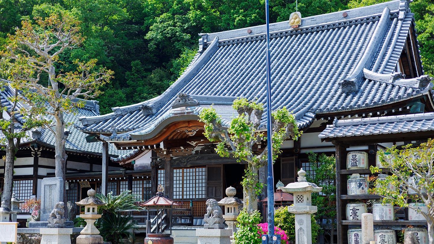 グレーの本瓦葺き屋根が特徴的な神呪寺本堂の外観