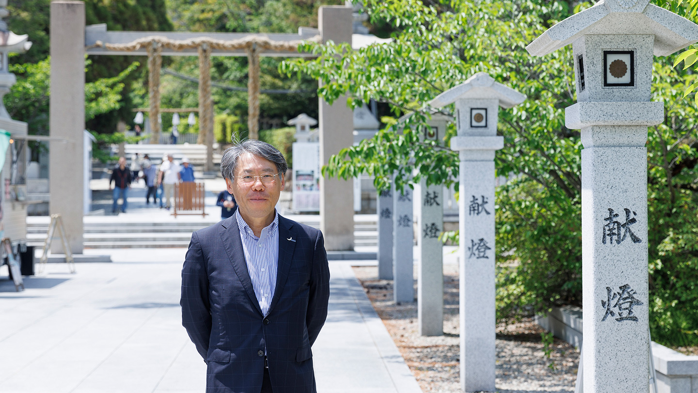 廣田神社の参道に立っている島村さん