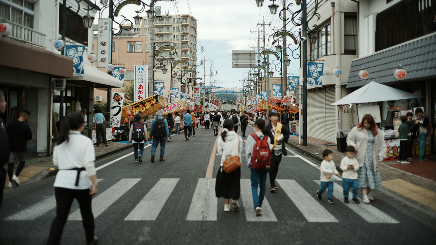 地域の商店街で開催されているお祭りに参加する人々