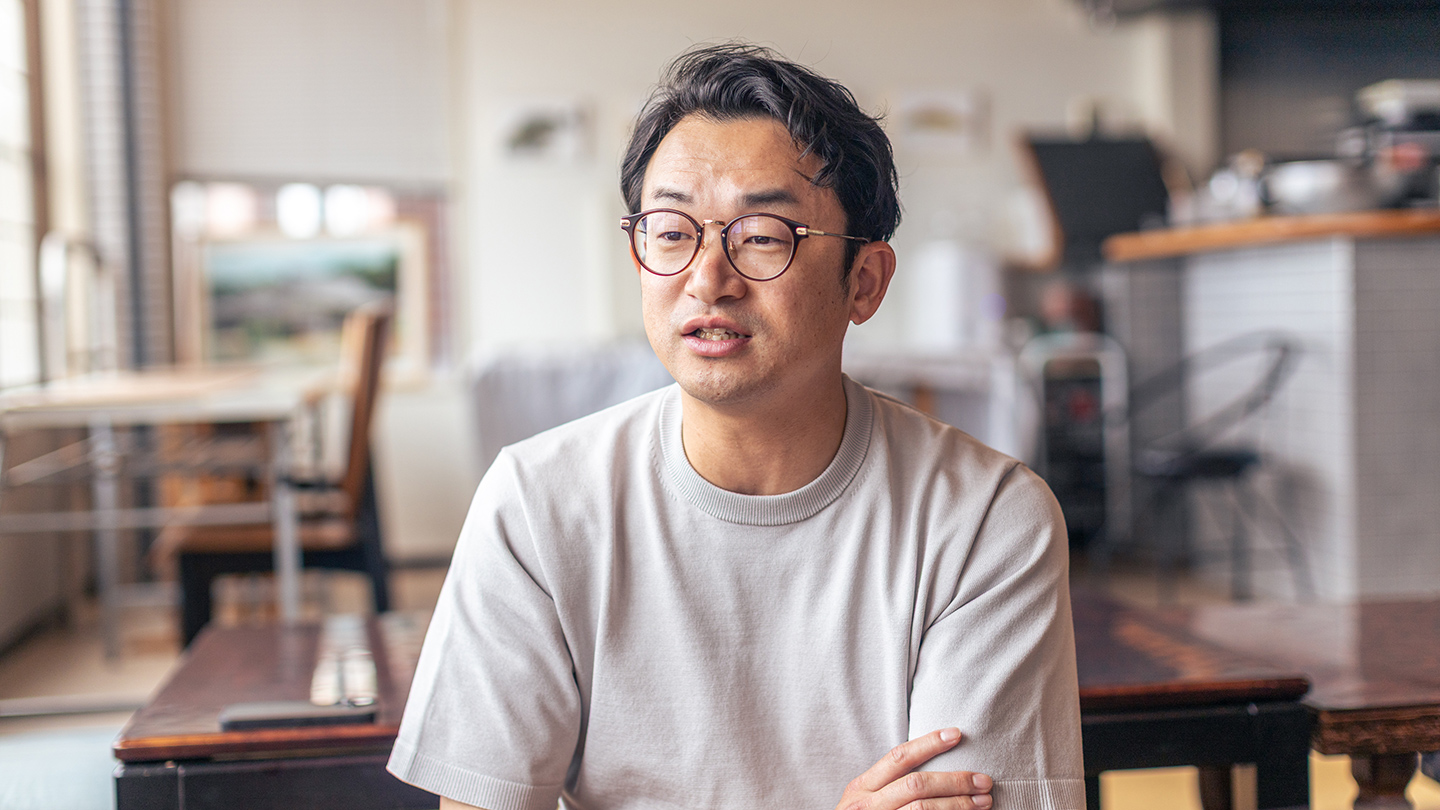 屋内で話している湯川致光さん