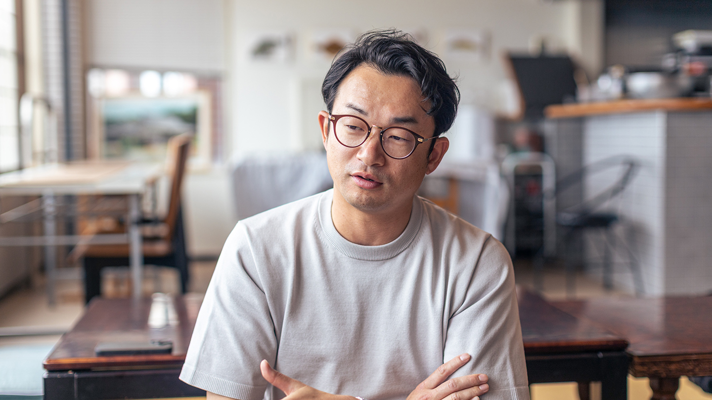 屋内で話をしている湯川致光さん