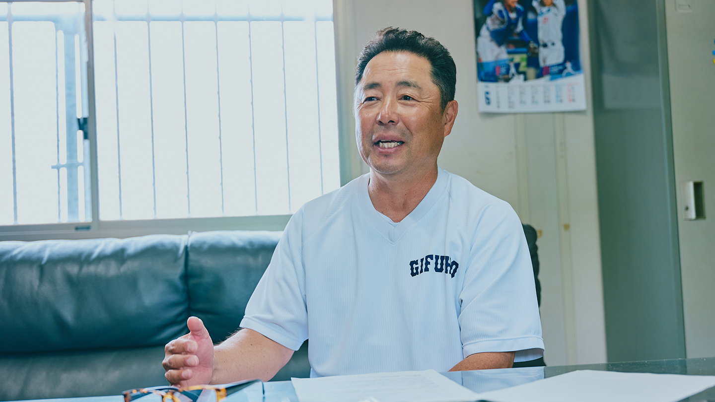 白い練習着姿でインタビューに答える藤井監督