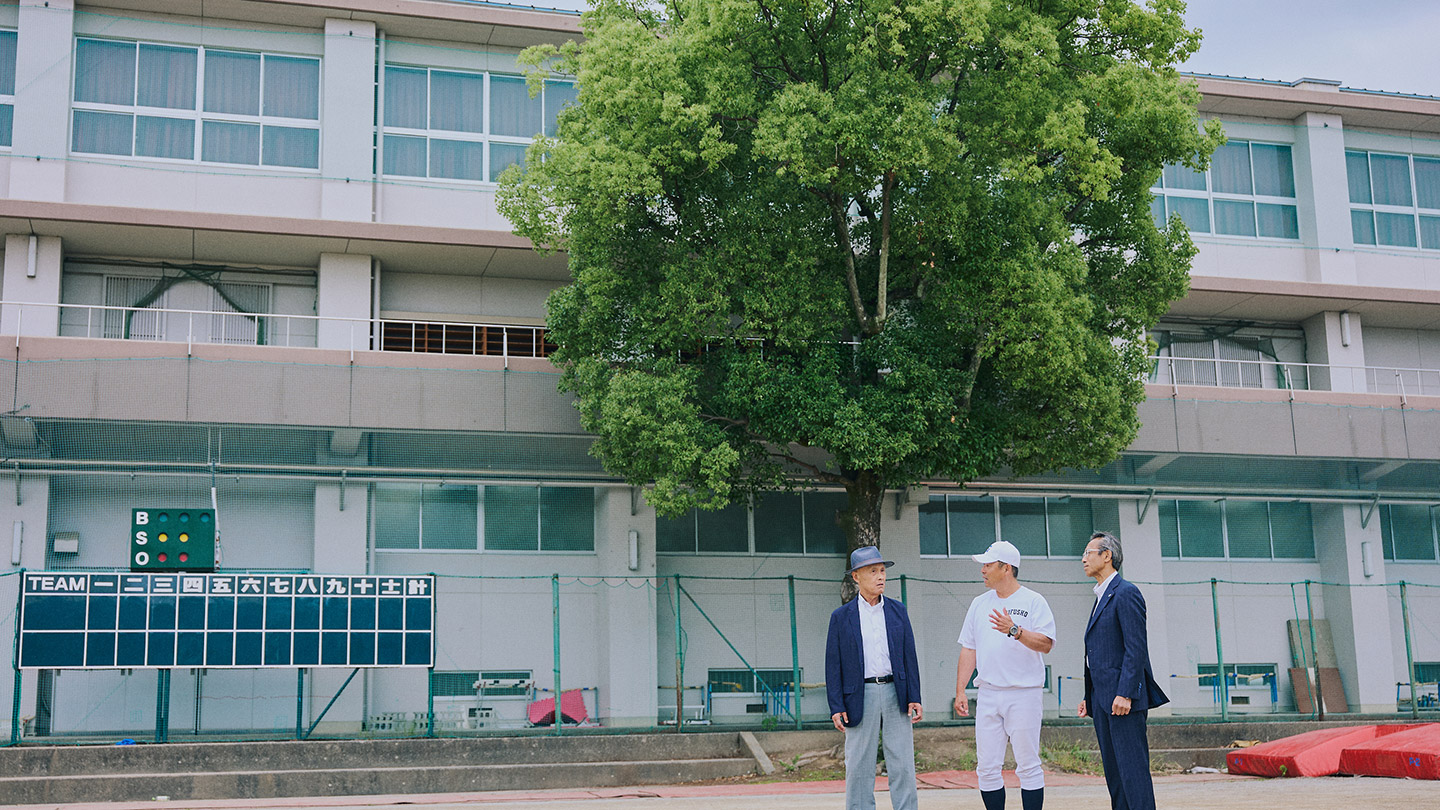 グラウンドで語り合う坂口さん、藤井監督、石榑さん