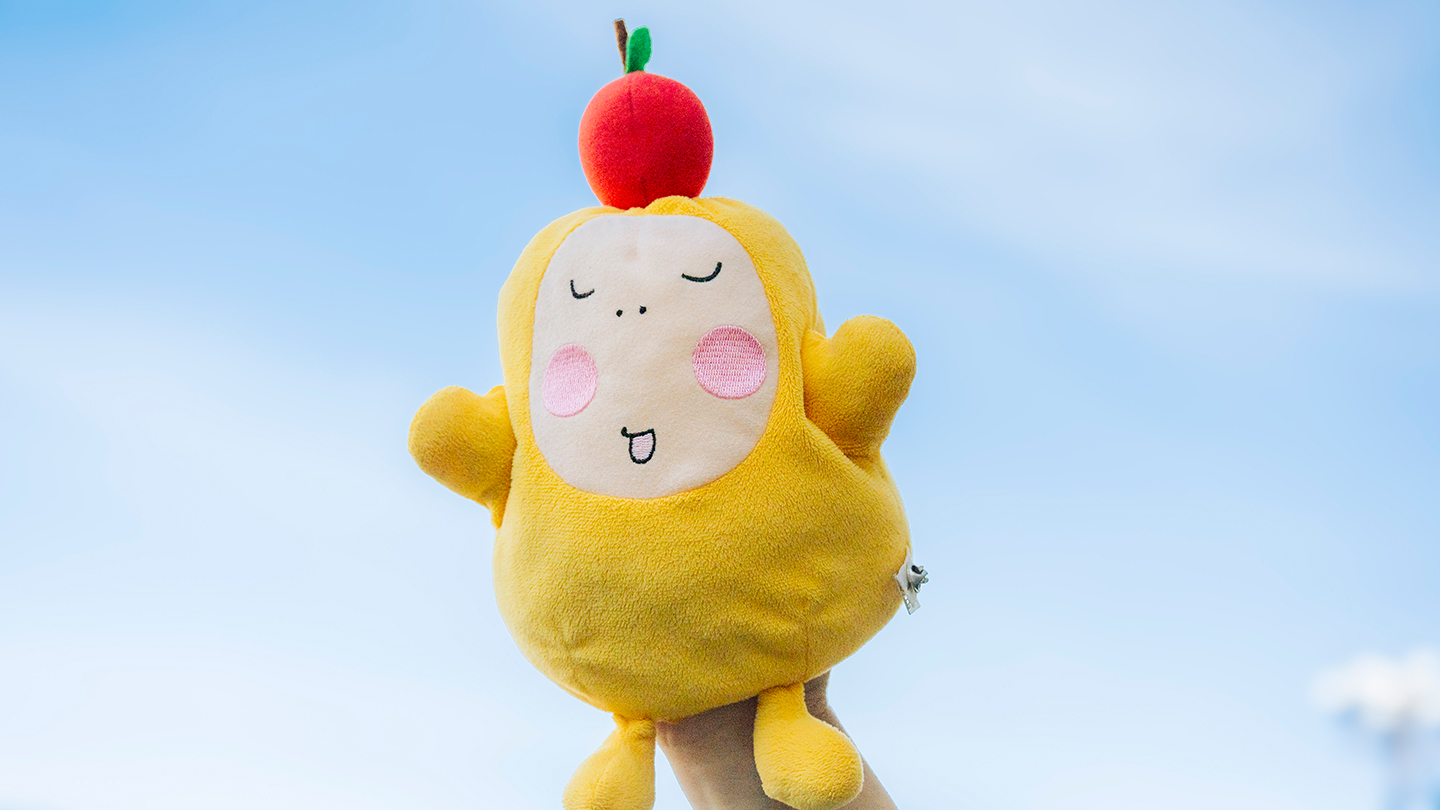 「ぽぉ」の人形を持った手